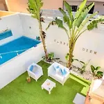 Com Jacuzzi E Piscina Privada Em *