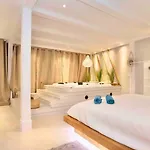 Com Jacuzzi E Piscina Privada Em *