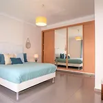 Com Jacuzzi E Piscina Privada Em *
