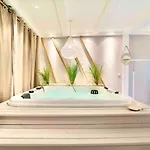 Com Jacuzzi E Piscina Privada Em Apartment