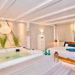 Com Jacuzzi E Piscina Privada Em *