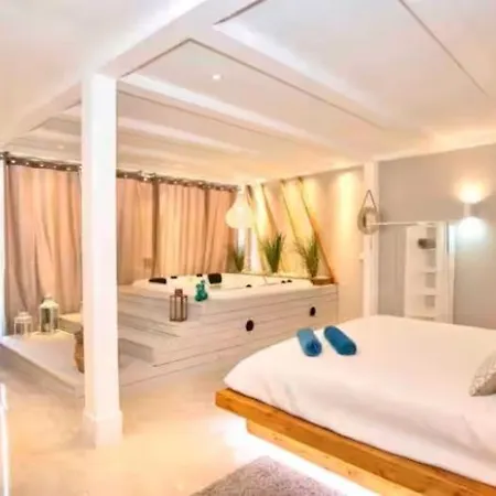Com Jacuzzi E Piscina Privada Em Lägenhet Quarteira