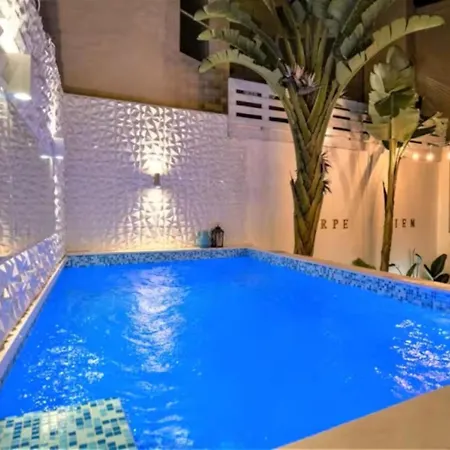 Com Jacuzzi E Piscina Privada Em