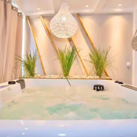 Daire Com Jacuzzi E Piscina Privada Em *