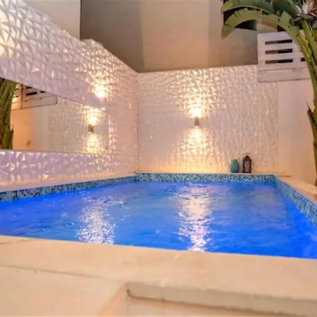 Com Jacuzzi E Piscina Privada Em Lägenhet Quarteira