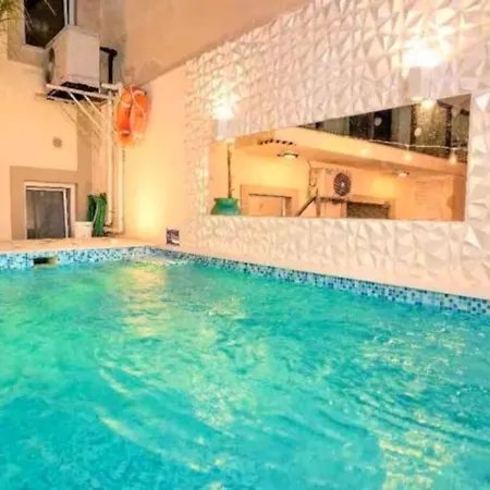 Com Jacuzzi E Piscina Privada Em * Quarteira