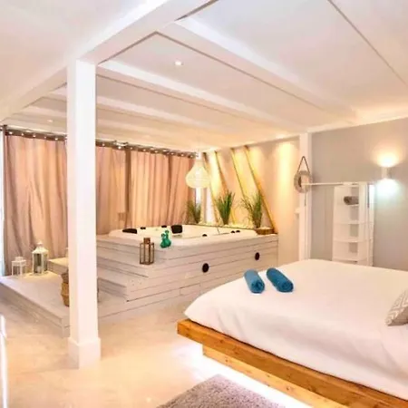 Com Jacuzzi E Piscina Privada Em Lägenhet Quarteira