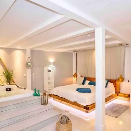 Com Jacuzzi E Piscina Privada Em Lägenhet