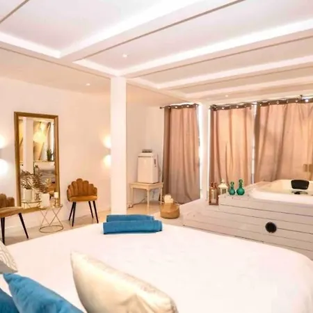 Com Jacuzzi E Piscina Privada Em *
