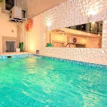Com Jacuzzi E Piscina Privada Em Lägenhet Quarteira