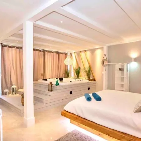 Com Jacuzzi E Piscina Privada Em * Quarteira