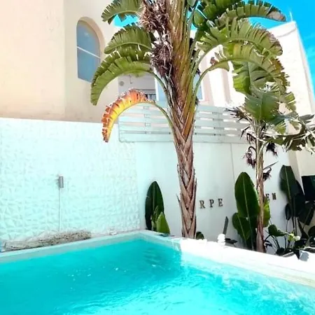 Com Jacuzzi E Piscina Privada Em *