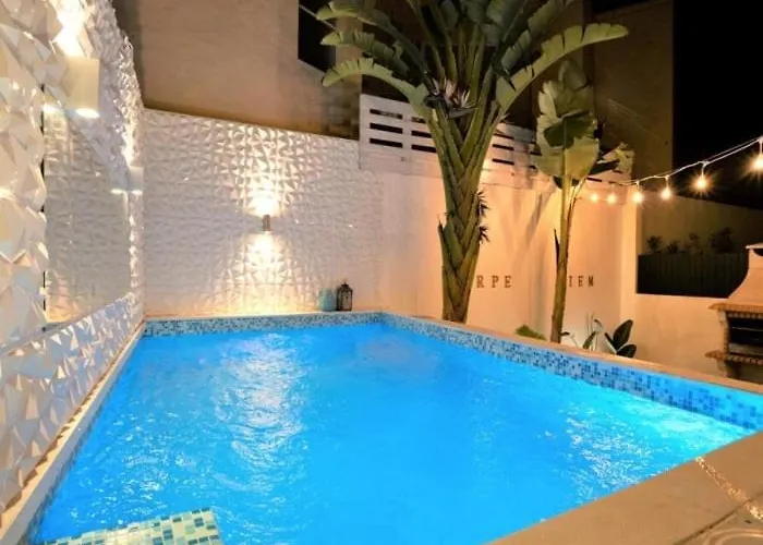 Com Jacuzzi E Piscina Privada Em *