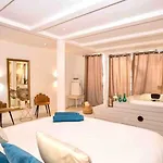 Com Jacuzzi E Piscina Privada Em דירה