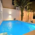 Com Jacuzzi E Piscina Privada Em *