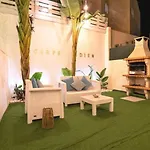 Com Jacuzzi E Piscina Privada Em *