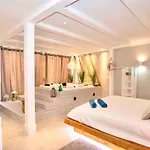 Com Jacuzzi E Piscina Privada Em * קווארטיירה