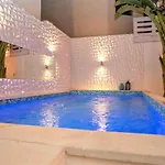 Com Jacuzzi E Piscina Privada Em