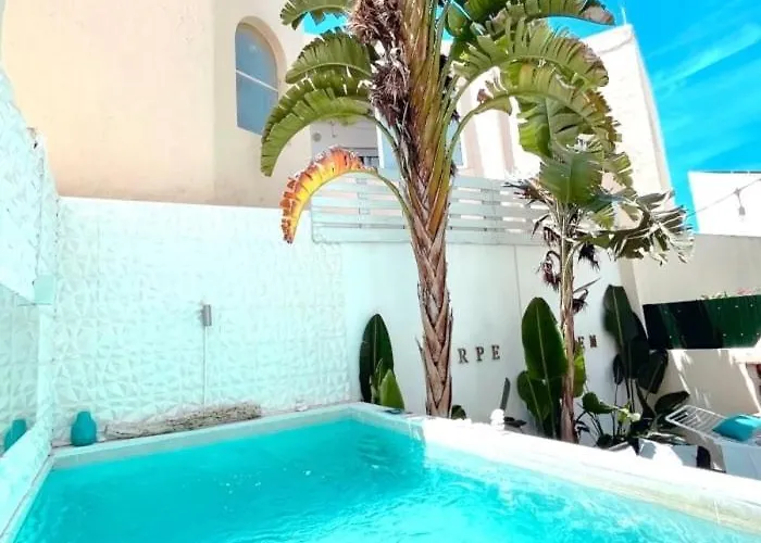 Com Jacuzzi E Piscina Privada Em *